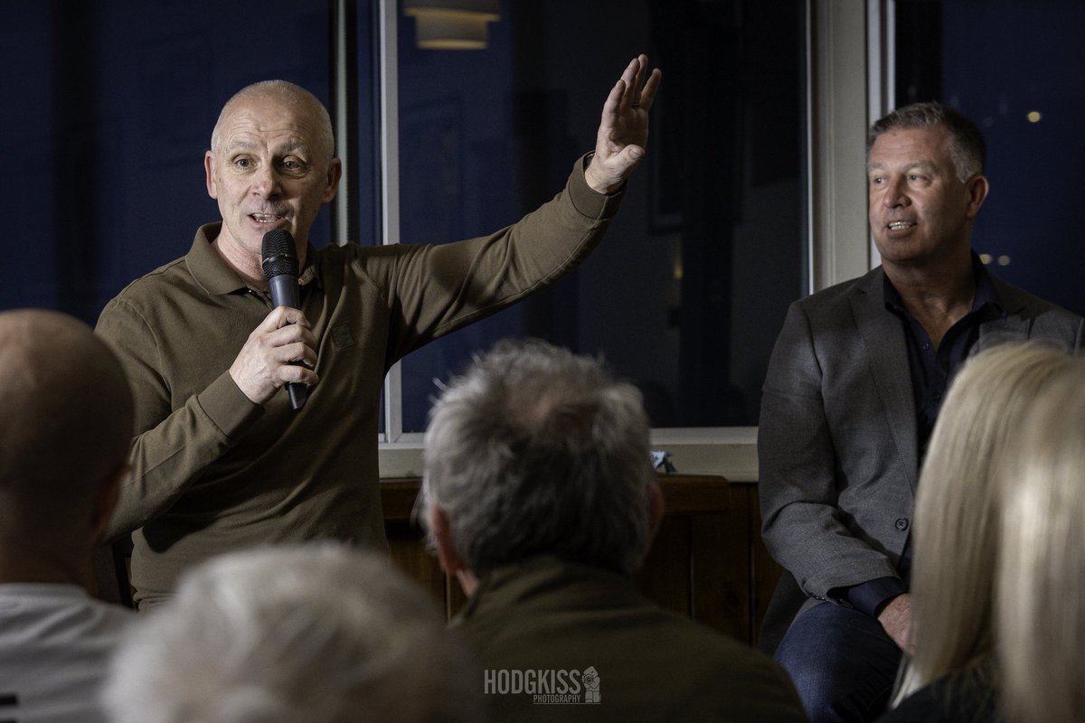 martinhodgkiss's tweet photo. Great to have David Kelly and @Froggy123Steve on stage with @MattMurray20 tonight.
#wolvesayewe
@Cleveland_Arms @WillAdamson4 https://t.co/JfCEeJtNGu