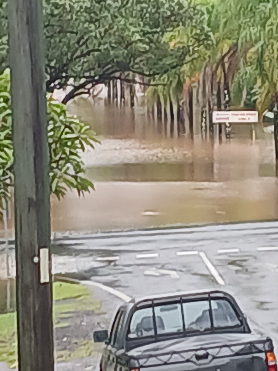 SlashGami's tweet image. Here we go again!!!😢
Major flooding.

Lets hope we don't lose everything AGAIN!!!