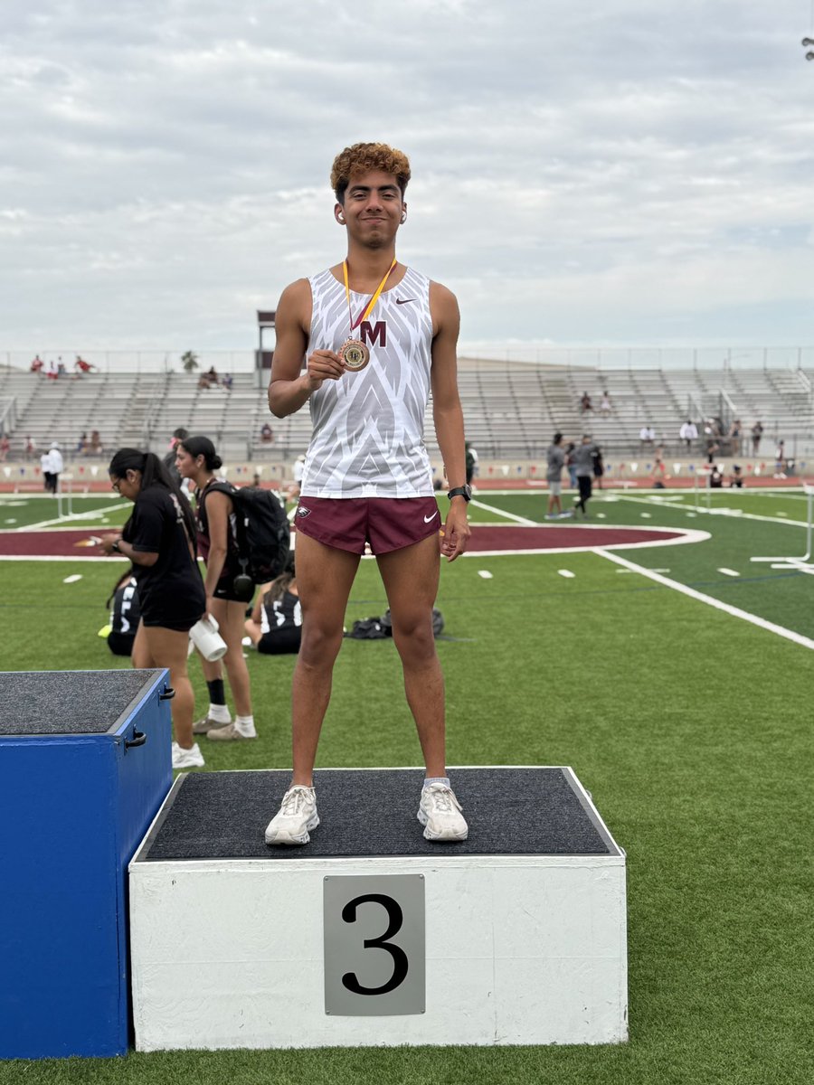 EagleTrack's tweet photo. 🚨 800m Update: Mission Eagles at Jim Hudson Relays 🚨

🥉 Christiano San Martin battles hard to take 3rd place in the 800m run with a strong time of 2:01.11! 💪🔥

Great effort on the track—more results coming soon!

#MissionEagles #JimHudsonRelays #TrackAndField #EaglePride https://t.co/wjvZB1eJrB