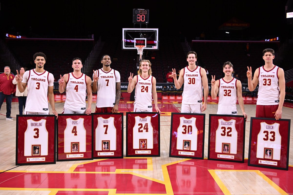 houseof_victory's tweet image. We 🫶 our seniors! Some of our favorite moments on the court and in the community with our guys from this year (so far) ✌️