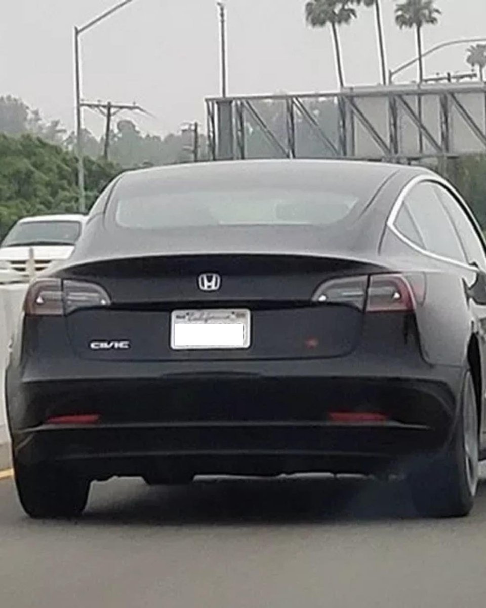BrandonKHill's tweet photo. 最近アメリカ、特にカリフォルニア州ではテスラ車に他の自動車ブランドのロゴを貼るのがトレンド。これは、トランプ政権におけるイーロン・マスクの言動にブチギレてる人が多く、テスラをみるとブーイングされたり、下手すると破壊されてたりする可能性を回避するのが目的。 https://t.co/oSgYW7wprO