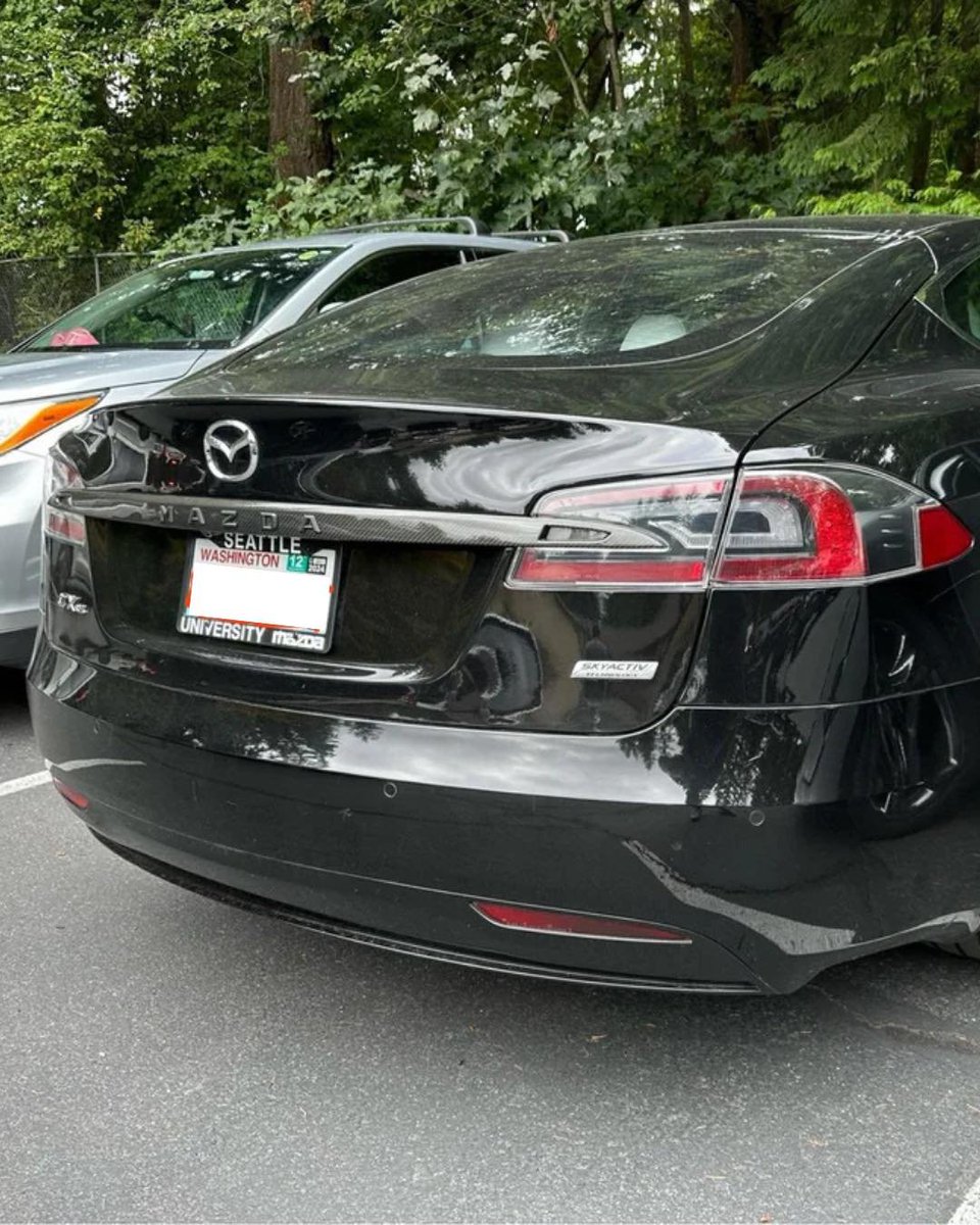 BrandonKHill's tweet photo. 最近アメリカ、特にカリフォルニア州ではテスラ車に他の自動車ブランドのロゴを貼るのがトレンド。これは、トランプ政権におけるイーロン・マスクの言動にブチギレてる人が多く、テスラをみるとブーイングされたり、下手すると破壊されてたりする可能性を回避するのが目的。 https://t.co/oSgYW7wprO