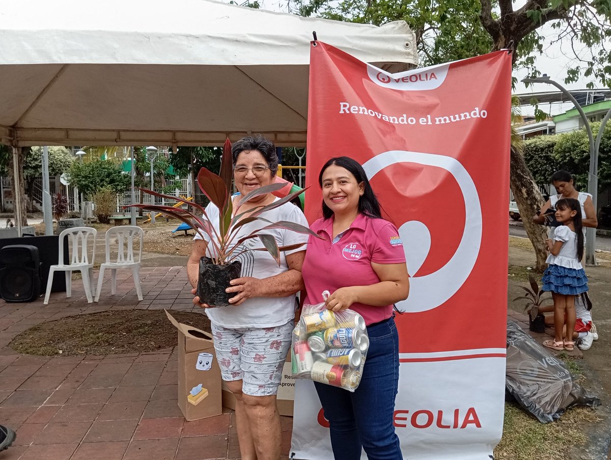 Veolia_Yopal's tweet photo. #VeoliaContigo llegó al barrio #MariaPaz llevando su oferta institucional. Atención de solicitudes, recreación para los niños, sensibilización de manejo de residuos y recolección de material aprovechable. #VeoliaEsYopal @DiarioDelLlano @Prensalibcasan @MiguelPrensaLib https://t.co/efy5Fu6OyO