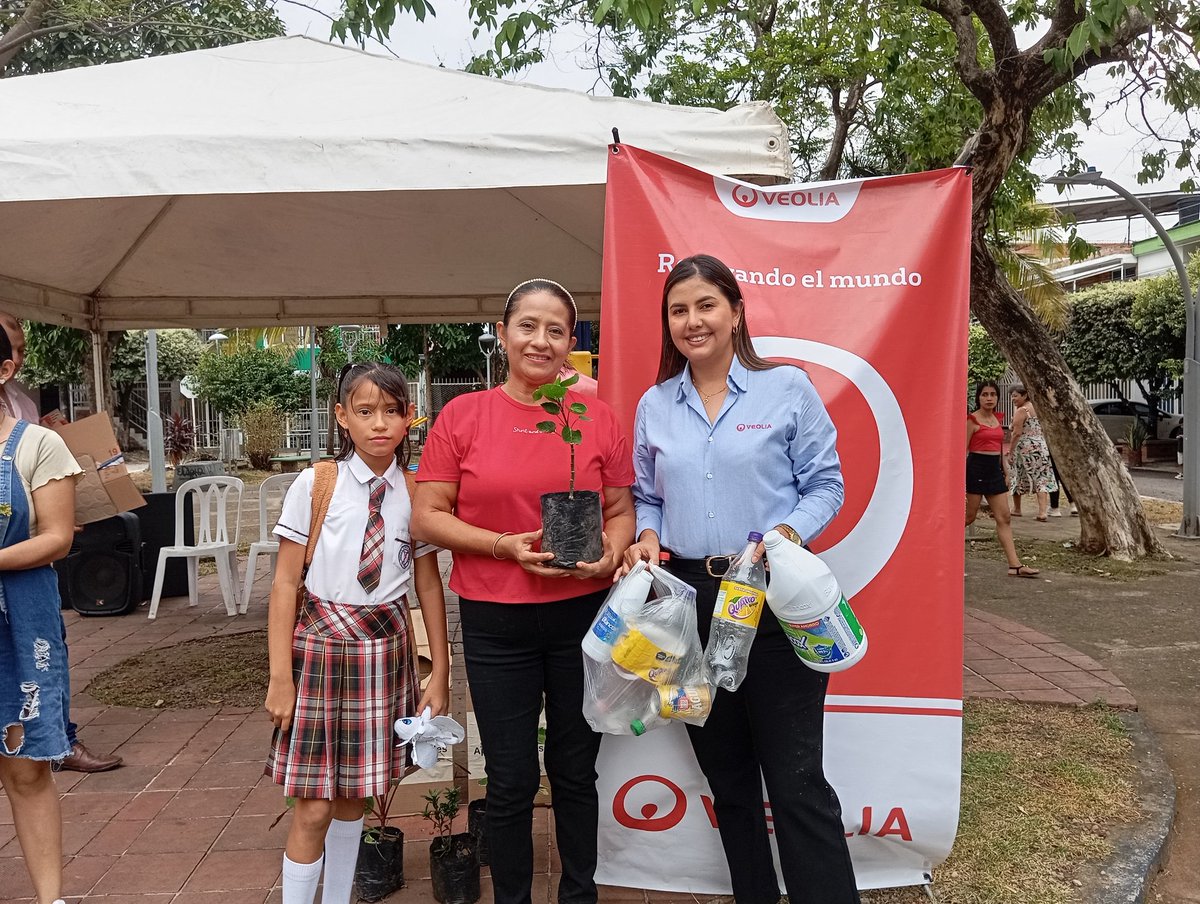 Veolia_Yopal's tweet photo. #VeoliaContigo llegó al barrio #MariaPaz llevando su oferta institucional. Atención de solicitudes, recreación para los niños, sensibilización de manejo de residuos y recolección de material aprovechable. #VeoliaEsYopal @DiarioDelLlano @Prensalibcasan @MiguelPrensaLib https://t.co/efy5Fu6OyO