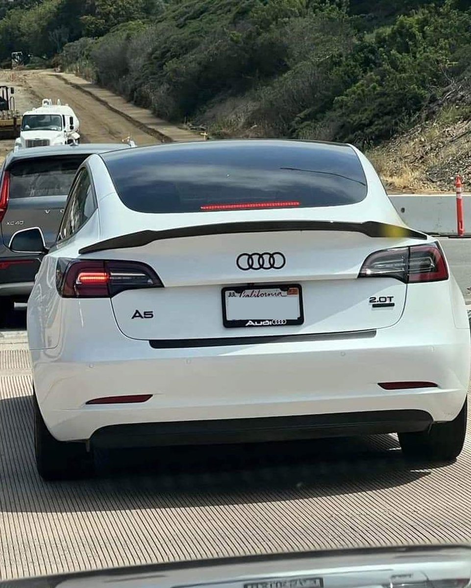 BrandonKHill's tweet photo. 最近アメリカ、特にカリフォルニア州ではテスラ車に他の自動車ブランドのロゴを貼るのがトレンド。これは、トランプ政権におけるイーロン・マスクの言動にブチギレてる人が多く、テスラをみるとブーイングされたり、下手すると破壊されてたりする可能性を回避するのが目的。 https://t.co/oSgYW7wprO