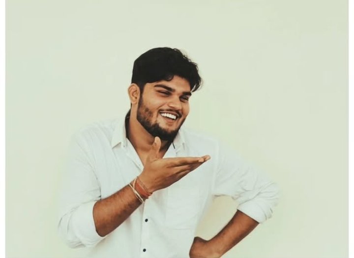 Niserite69's tweet photo. Yahi he wo darinda. See how happy he is after doing such heinous thing. For your reference https://t.co/vtA9ehYEvy

Why wouldn't he be happy, he has done some marvellous shits &amp; has the backing of the administration. He is in the best position to do the crimes- College president https://t.co/LTgSOz7yR7