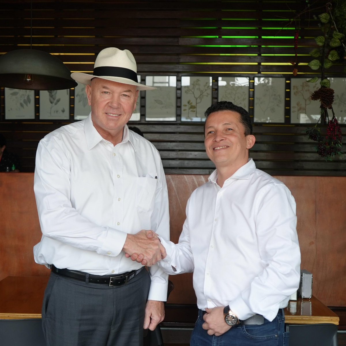 El Encargado de Negocios John McNamara tuvo el placer de reunirse con el presidente de la comisión segunda de la cámara de representantes <a href="/AlejoToroAnt/">Alejo TORO</a> para conversar sobre áreas de interés compartidas, incluyendo la seguridad y la prosperidad económica mutua.