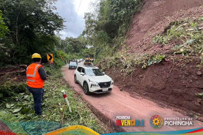 EcEnDirecto's tweet photo. #ATENCIÓN
@PichinchaGob, informa que se ha habilitado un carril, manifiesta un tránsito controlado en el kilómetro 48 de la vía #Mitad del #Mundo - Río Blanco. https://t.co/P3BuJW5KkN