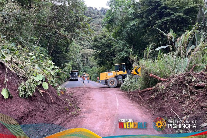 EcEnDirecto's tweet photo. #ATENCIÓN
@PichinchaGob, informa que se ha habilitado un carril, manifiesta un tránsito controlado en el kilómetro 48 de la vía #Mitad del #Mundo - Río Blanco. https://t.co/P3BuJW5KkN