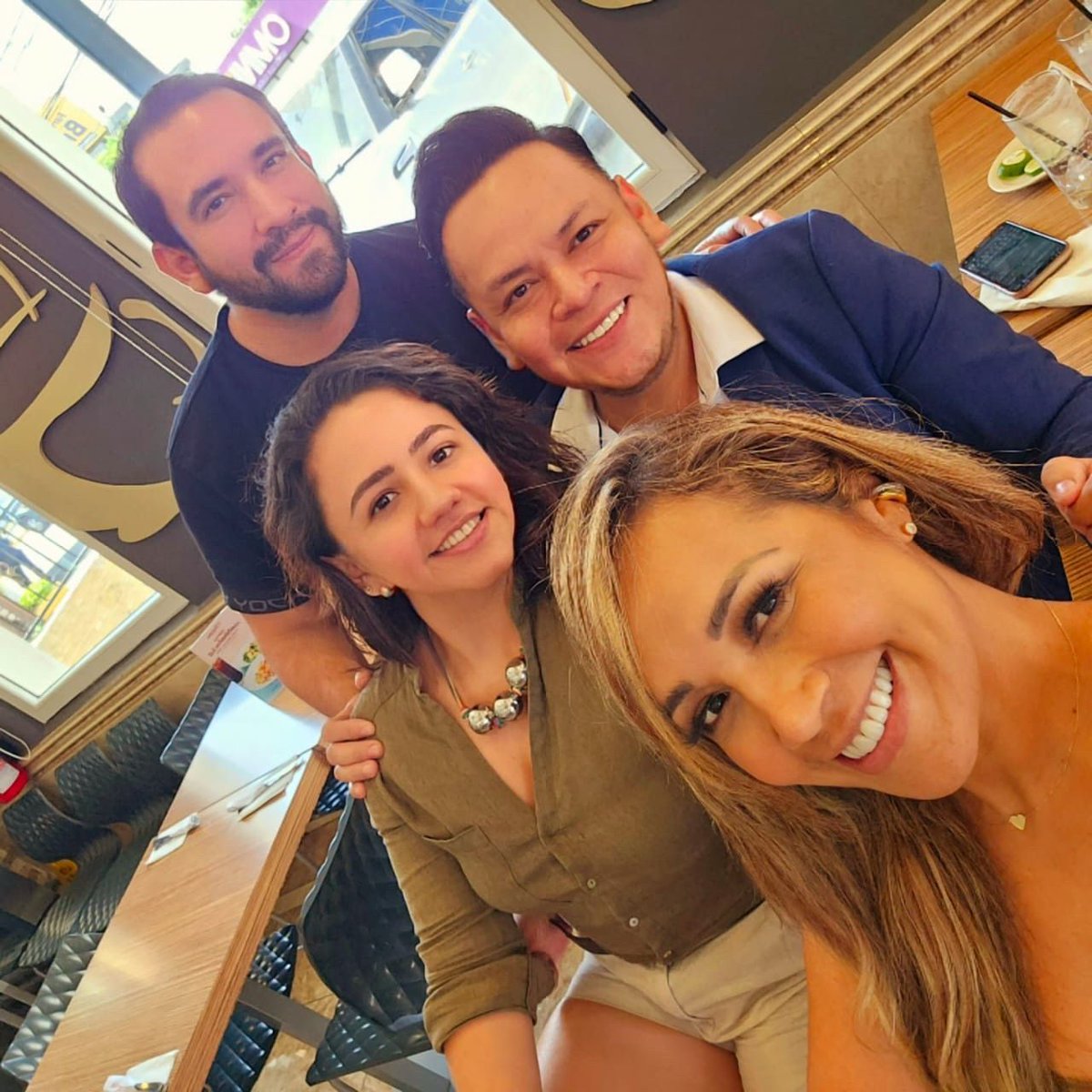 Nada como una platicada de aquellas con mis tres amigos migueleños... Juntos somos dinamita los quiero!!!! <a href="/ElenaVillatoro/">ElenaVillatoro</a> <a href="/KYSSALGADO/">Yuriko Salgado</a> <a href="/AdelioCastro5/">Adelio Castro</a>