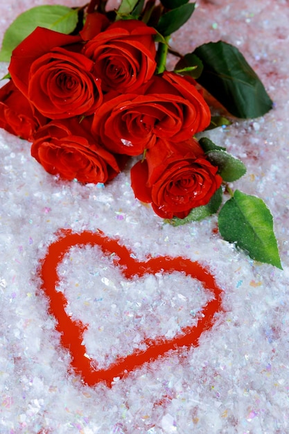 Con la yema de los dedos...un corazón dibujé✨♥️✨...perdiéndome locamente en tu mirada, el amor más lindo y hermoso imaginé...y agarrado de tu mano suave, de mi ser el cariño más puro por Tí soñé...
