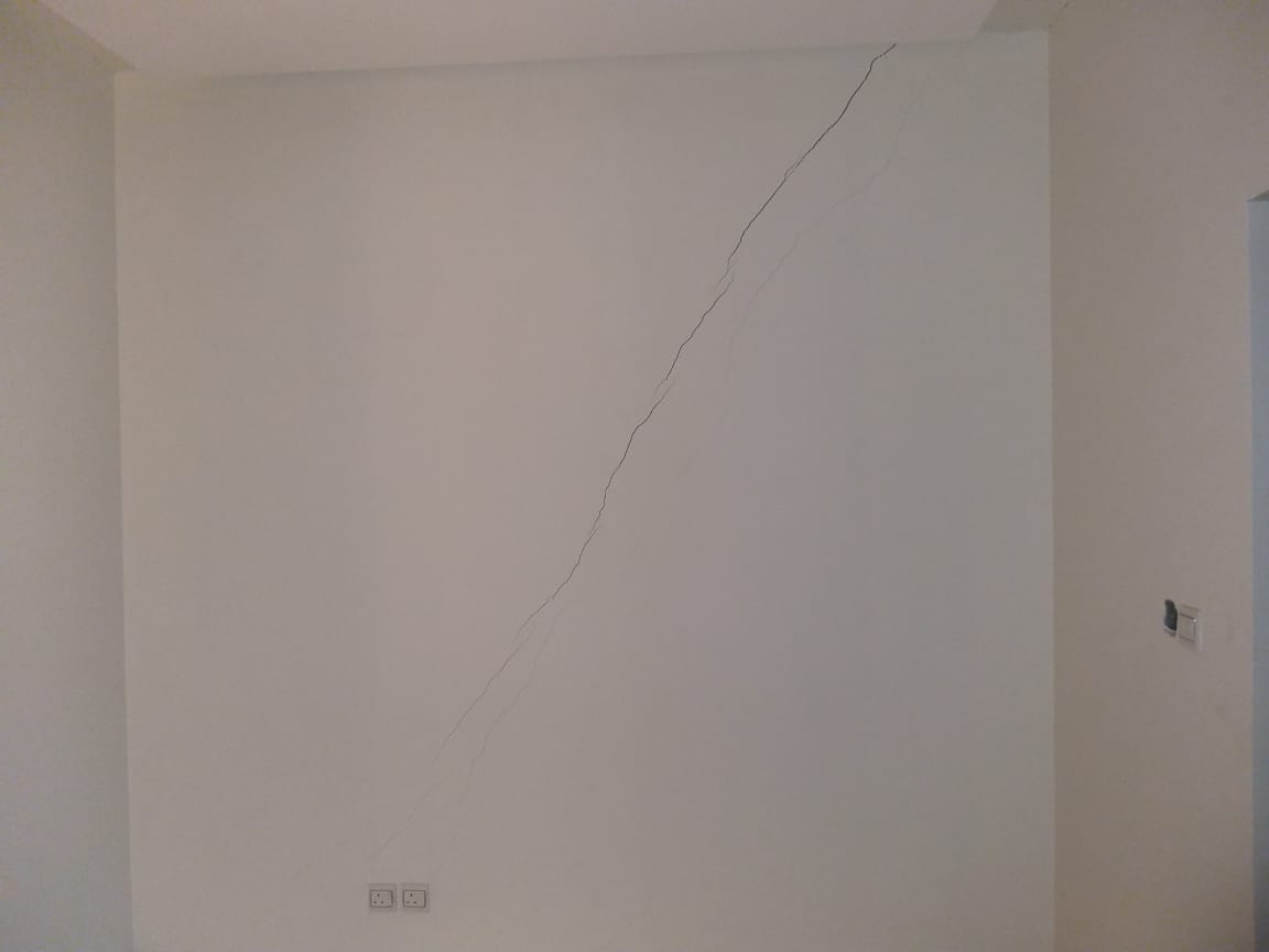 الشروخ تعتبر خطرة في الحالات التالية:
العرض والعمق: إذا تجاوز عرض الشرخ 3 مم
إذا لاحظت أن الشرخ يزداد حجمه مع الوقت 
سماع أصوات طقطقة، انحراف الجدران، أو تسرب المياه من الشروخ.
الشكل: الشروخ القطرية أو المتعرجة غالبًا تشير إلى هبوط أو ضغط هيكلي