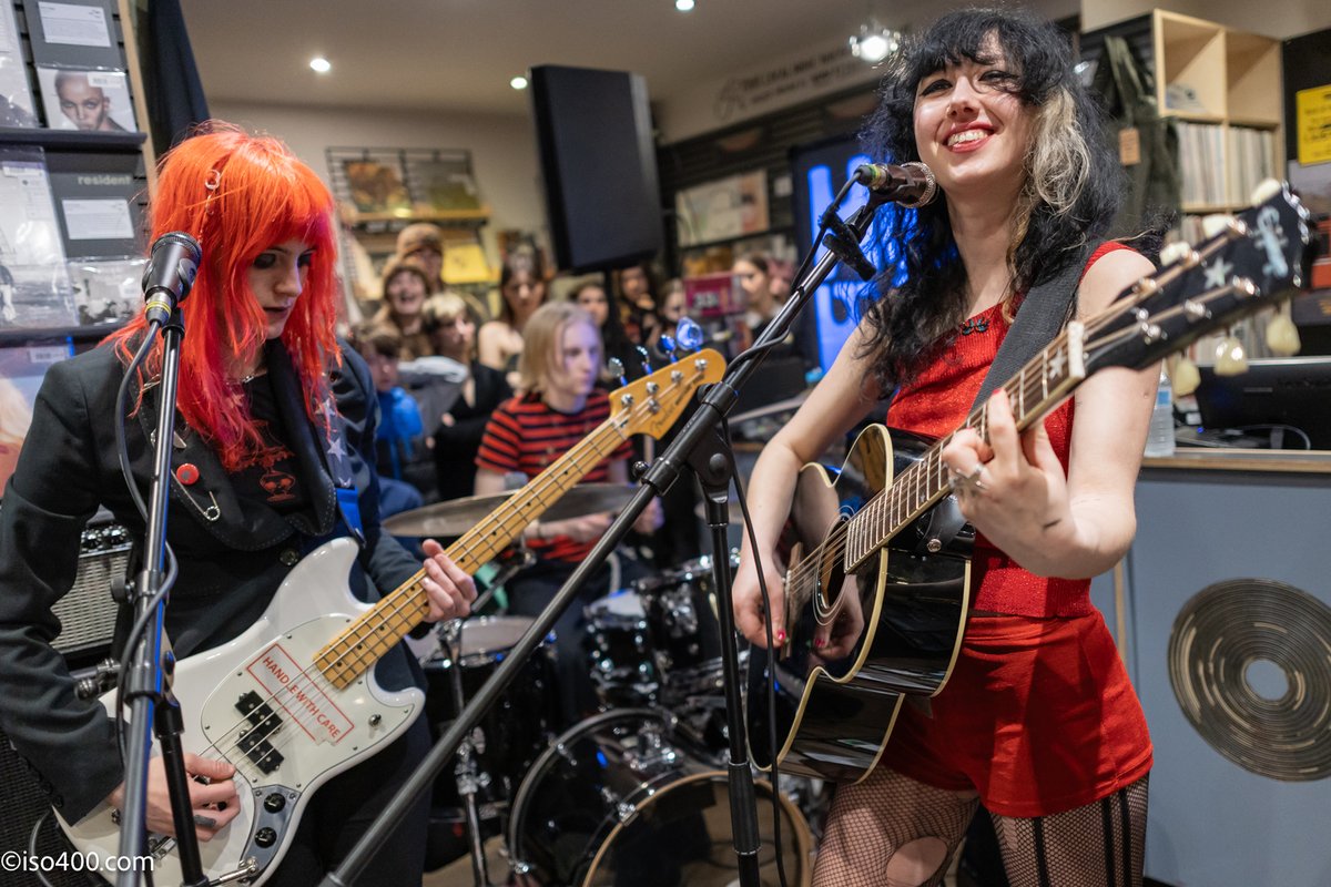 This eve i've mostly been partying with Hotwax, who were playing their debut album release show at Resident Records Brighton - one of the best new bands on the circuit <a href="/hotwaxbandd/">HotWax</a> <a href="/residentmusic/">resident</a>