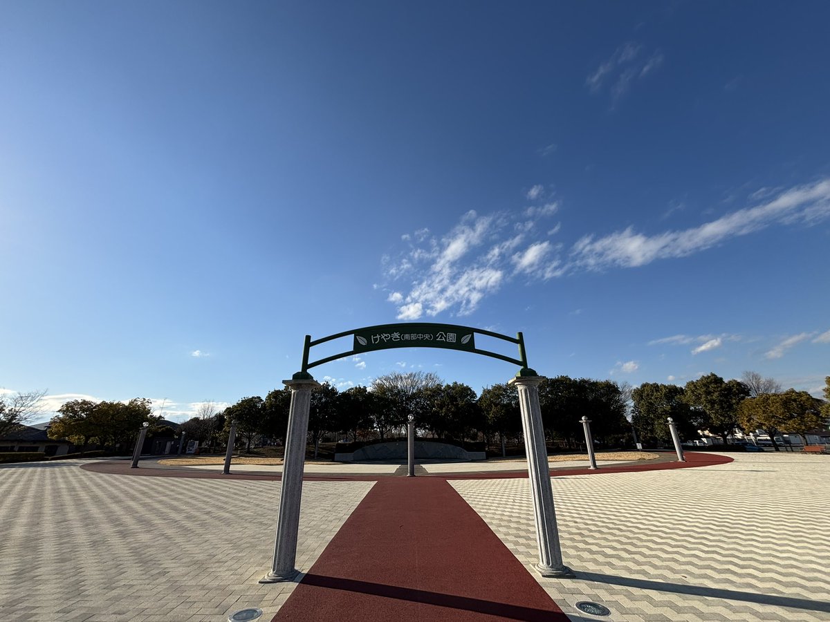 secret_ibaraki's tweet photo. 結城市にある「けやき公園」。市役所の向かい側にある大きな公園には、遊具に紛れるように恐竜の骨が！見た目のインパクト大です。個人的には、周辺の舗装された広場や道路の雰囲気が好きです♪
#ヒミツのイバラキ 
#茨城 
#茨城県 
#ibaraki 
#結城市 
#公園 
#park 
#恐竜 
#広場
#family 
#walking https://t.co/Yo9RCJeTzW