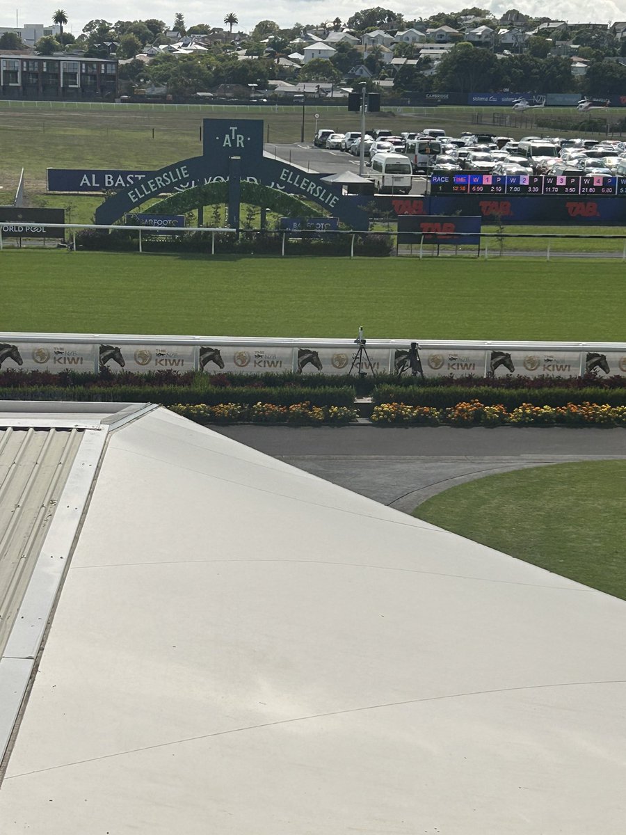 mezzasez's tweet photo. The view from our table, thanks @shanemcalister we are set for a great days racing @Ellerslie_Races #NZBKiwi https://t.co/QS6LZbnjjv