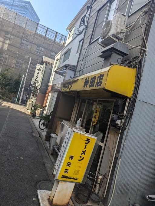 mickkn's tweet photo. 昨日は焼豚の仕込み

焼豚の仕込は、段取りが多い

なので
＃頑張らない が続けるコツ

おかげで炭燻で最高の出来に💖

午後は東京で ＃Mooncresta デート

“何かがない”らーめん���さん

一部消しました！って了見がいい

🉐世界初！熱々チーズ麻婆そば
🉐まてチャウダー
🉐違法
🉐安岡力也玉

夜八 https://t.co/d5NrO8gPEn