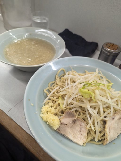 mickkn's tweet photo. 昨日は焼豚の仕込み

焼豚の仕込は、段取りが多い

なので
＃頑張らない が続けるコツ

おかげで炭燻で最高の出来に💖

午後は東京で ＃Mooncresta デート

“何かがない”らーめん���さん

一部消しました！って了見がいい

🉐世界初！熱々チーズ麻婆そば
🉐まてチャウダー
🉐違法
🉐安岡力也玉

夜八 https://t.co/d5NrO8gPEn