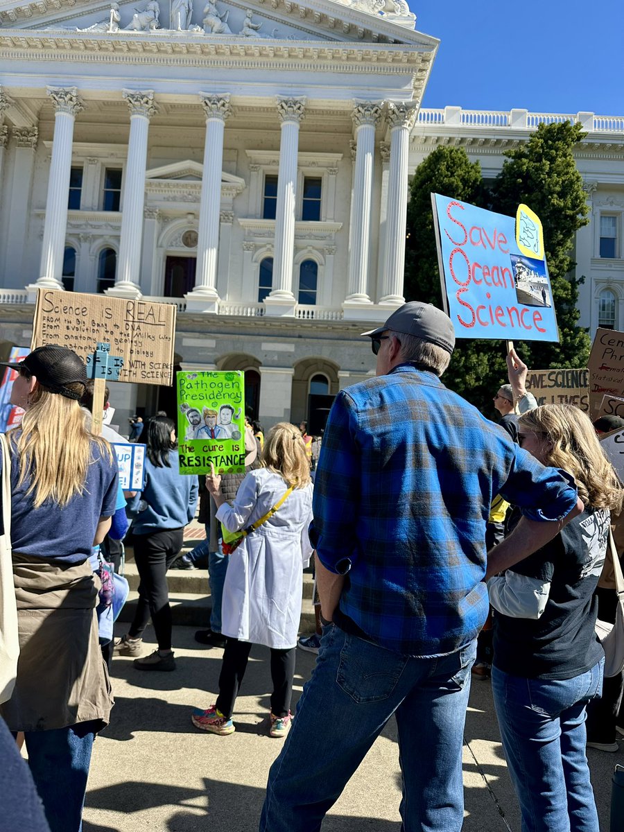 SaraThomasy's tweet photo. Standing up for Science in #Sacramento! Great representation by @ucdavis led by Dr. Theanne Griffith with a speech by @RogersLabUCD. https://t.co/QDVYwYid1Z