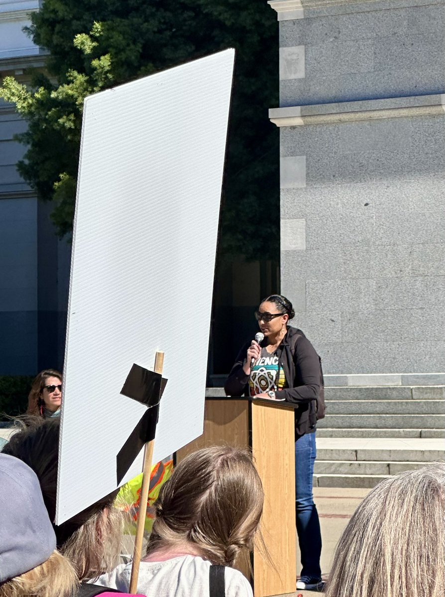 SaraThomasy's tweet photo. Standing up for Science in #Sacramento! Great representation by @ucdavis led by Dr. Theanne Griffith with a speech by @RogersLabUCD. https://t.co/QDVYwYid1Z