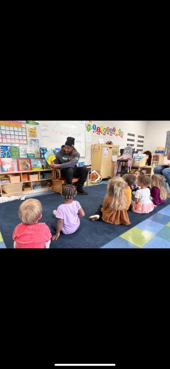 angcra's tweet photo. Thank you @icyy_rahjai 💜Stand out guy here in the middle of all the hard training and work he is doing he took time to come read to the kids. Love you! https://t.co/xCUnaKyieh