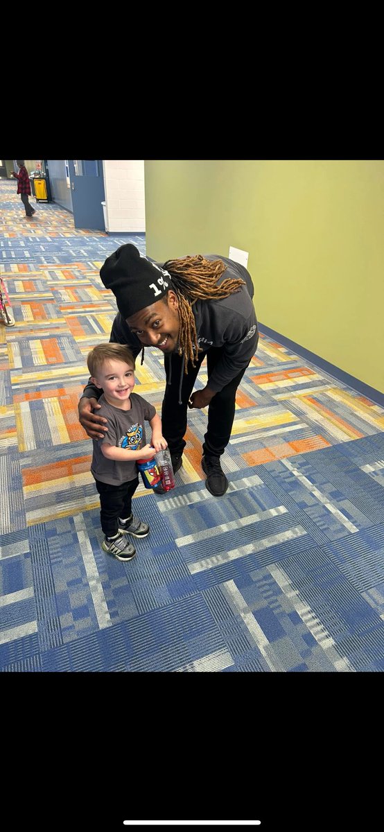 angcra's tweet photo. Thank you @icyy_rahjai 💜Stand out guy here in the middle of all the hard training and work he is doing he took time to come read to the kids. Love you! https://t.co/xCUnaKyieh