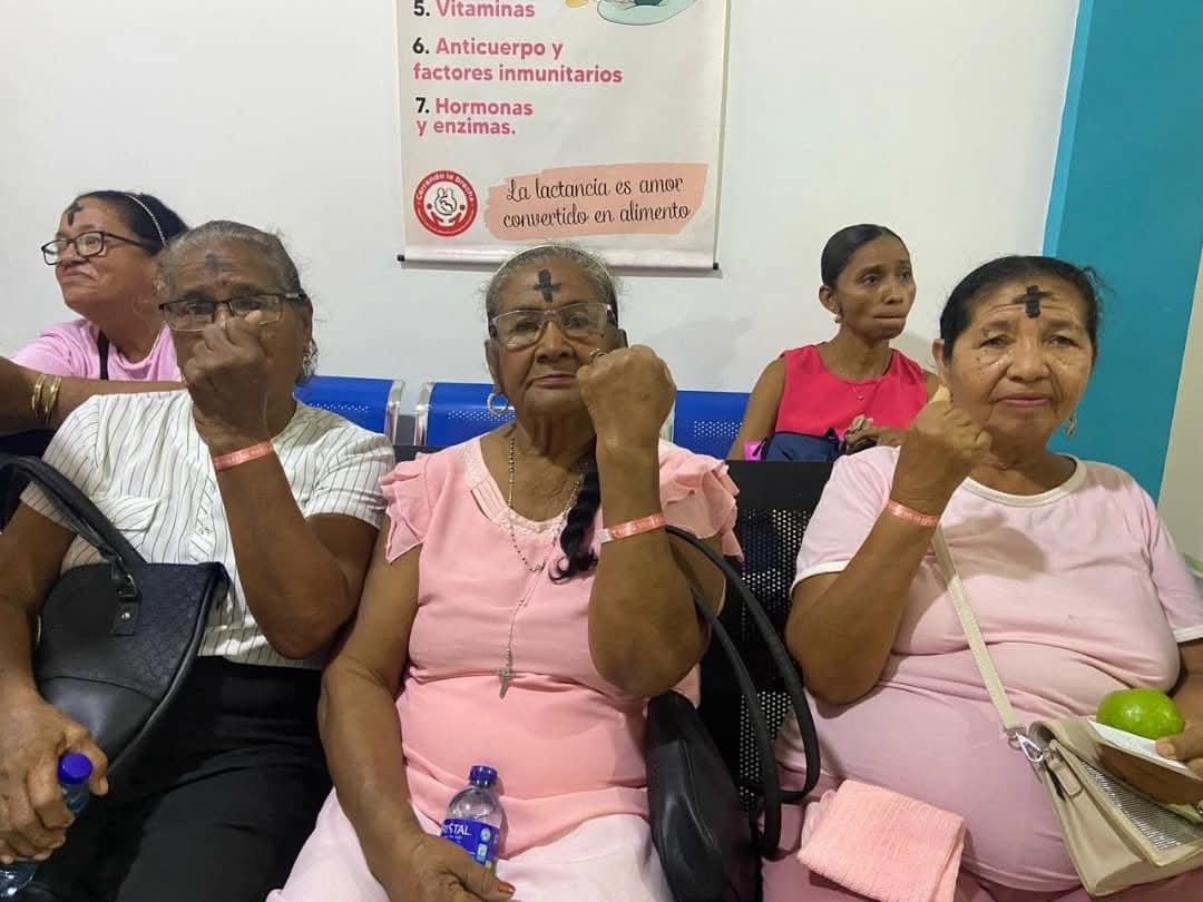 EseCamu's tweet photo. Compartimos una mañana maravillosa  junto a nuestras usuarias y pacientes ruta cardiovascular, donde compartimos conocimiento sobre la importancia del autoexamen de mama y como identificar síntomas de alarma del cáncer de mama. https://t.co/d5sGN1bw5d