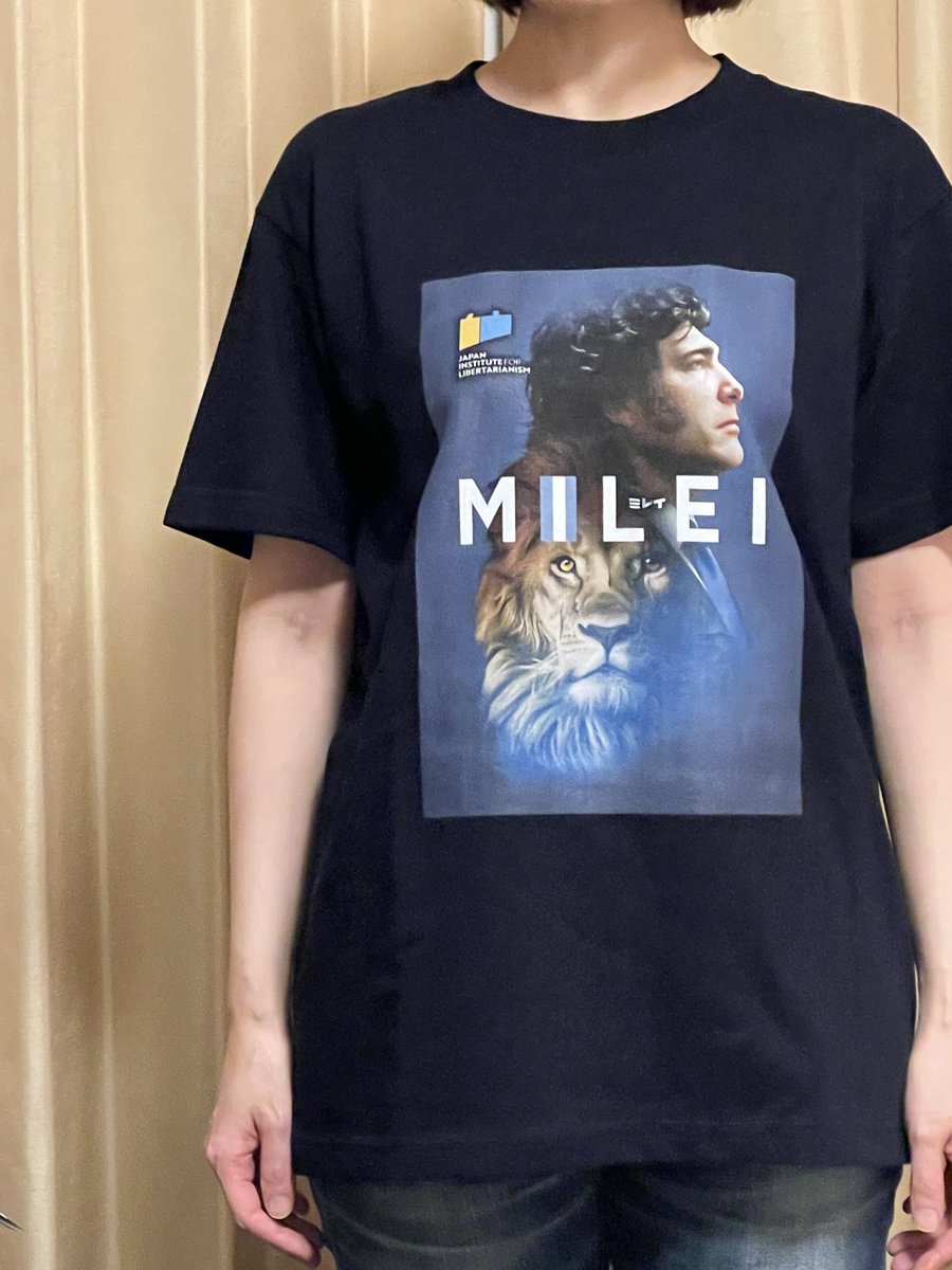 本の販促品のTシャツは、153センチの私でSサイズがこんな感じです。けっこう大きめです。