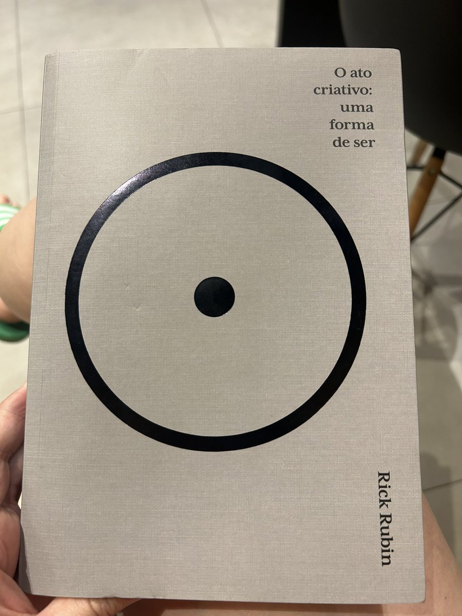 valeriapedrochi's tweet photo. Lendo o livro do Rick Rubin eu tive certeza de algo que eu já desconfiava: se fosse brasileiro, moraria na chapada dos Veadeiros. Cem por cento vibes de velho hippie. https://t.co/nr76Ek6YDN