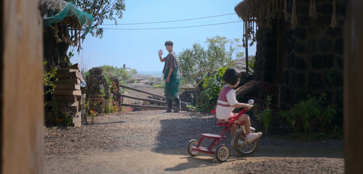 nahmeirab's tweet photo. Apenas quatro episódios e posso afirmar que se esse drama não ganhar nenhum prêmio no final do ano vai ser muito roubado. A atuação, a fotografia, o roteiro tá TUDO muito bom! Fazia tempo que não assistia um 1000/10  assim

#WhenLifeGivesYouTangerines 🍊 https://t.co/QwpGdM77nt