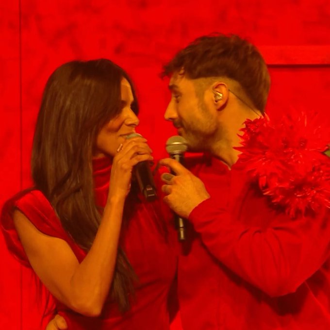 NewsTVReal's tweet photo. Shy'm et Jérémy Frérot, je peux mourir en paix. #LesEnfoirés2025 #Enfoirés2025 https://t.co/K9bHdngPfj