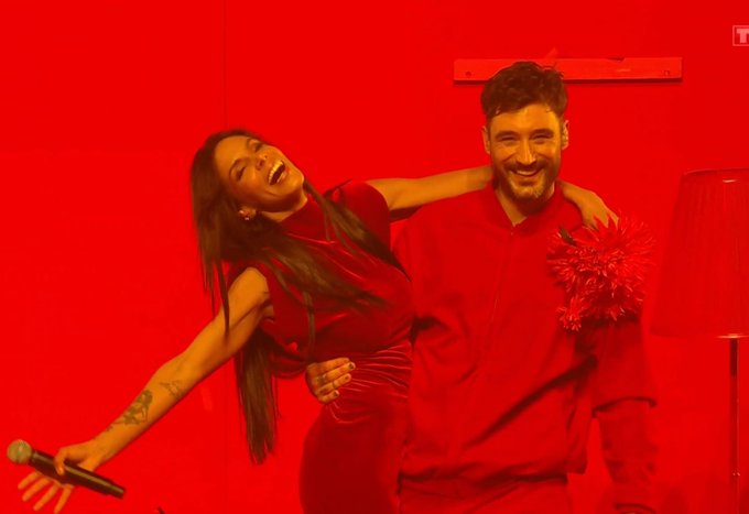 NewsTVReal's tweet photo. Shy'm et Jérémy Frérot, je peux mourir en paix. #LesEnfoirés2025 #Enfoirés2025 https://t.co/K9bHdngPfj