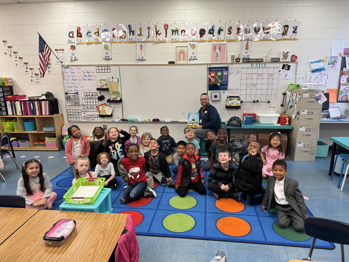 FontenotD0214's tweet photo. Had an amazing time and what and honor to read to the kindergarteners at RSE! #readingacrossamerica
#readingacrosshenry https://t.co/pYT1MCTxp0