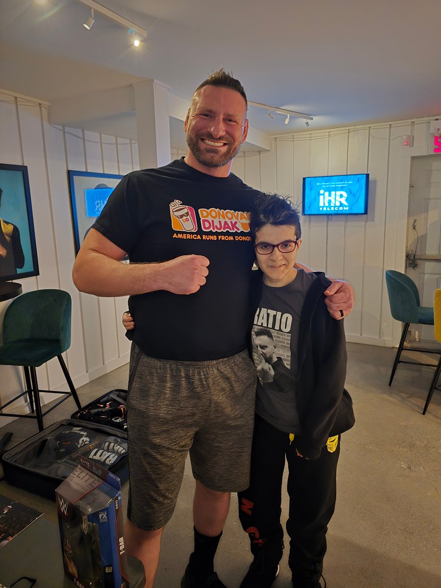 kurtis_defender's tweet image. Yesterday , I finally got to met my big giant hero Dijak. It was the greatest and best moment of my life . I am still exploding from happiness and shaking . Dijak is the best , kindest and caring human being on earth . My dream came true.❤️❤️😊
#ratio @DijakFYE #sansrestriction