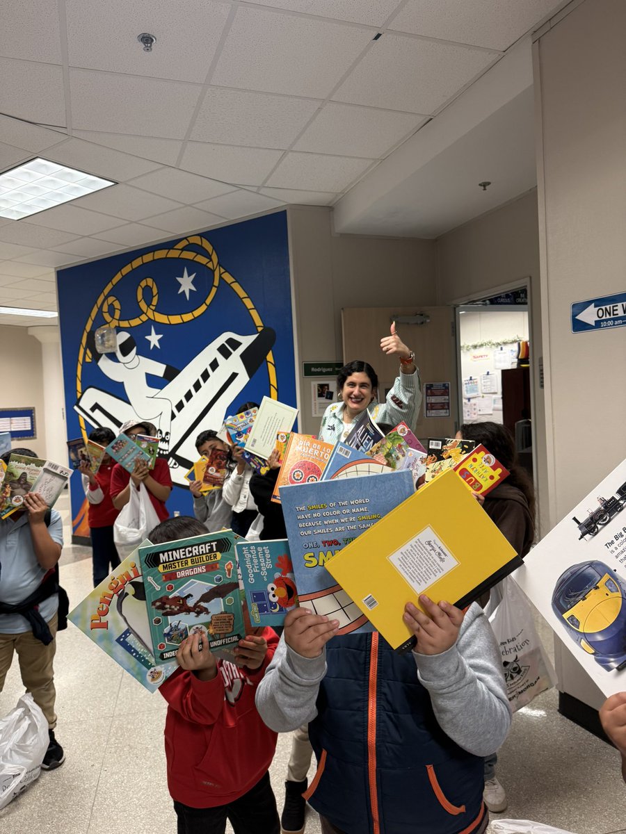 MsLValencia's tweet image. Spring break vibes = endless reading! 🌞📚 Grab some amazing books to dive into this season and let the adventures begin! #SpringBreakReads #BookLovers