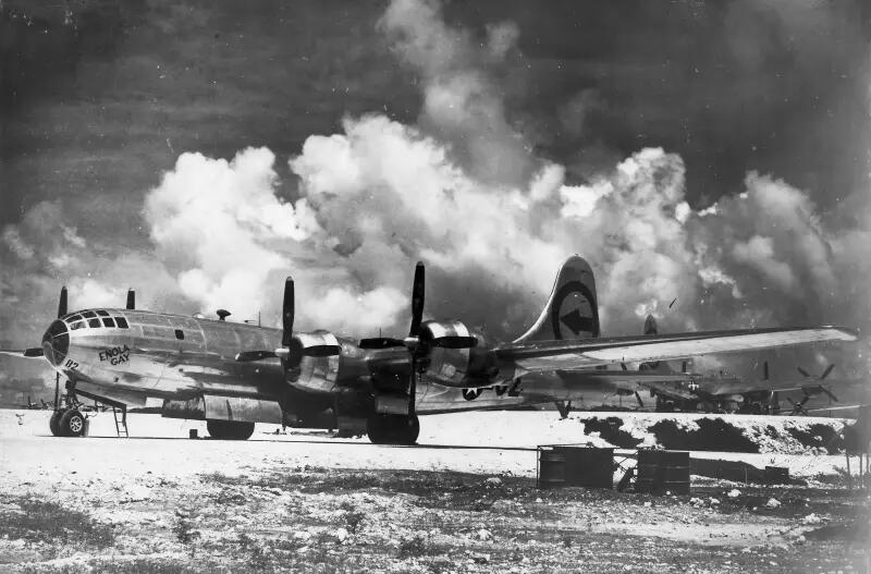 Limportant_fr's tweet photo. Le ministère de la Défense US purge toutes les images et messages qui évoquent la diversité: 26000 images retirées, dont celle d'Enola Gay, le bombardier d'Hiroshima...parce qu'il contient le mot gay https://t.co/Y65X6KRUdZ https://t.co/ghWkUhKQv5