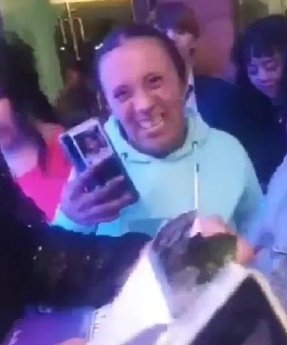 Hola papi soy yo
Ya puedo ser tu hija?