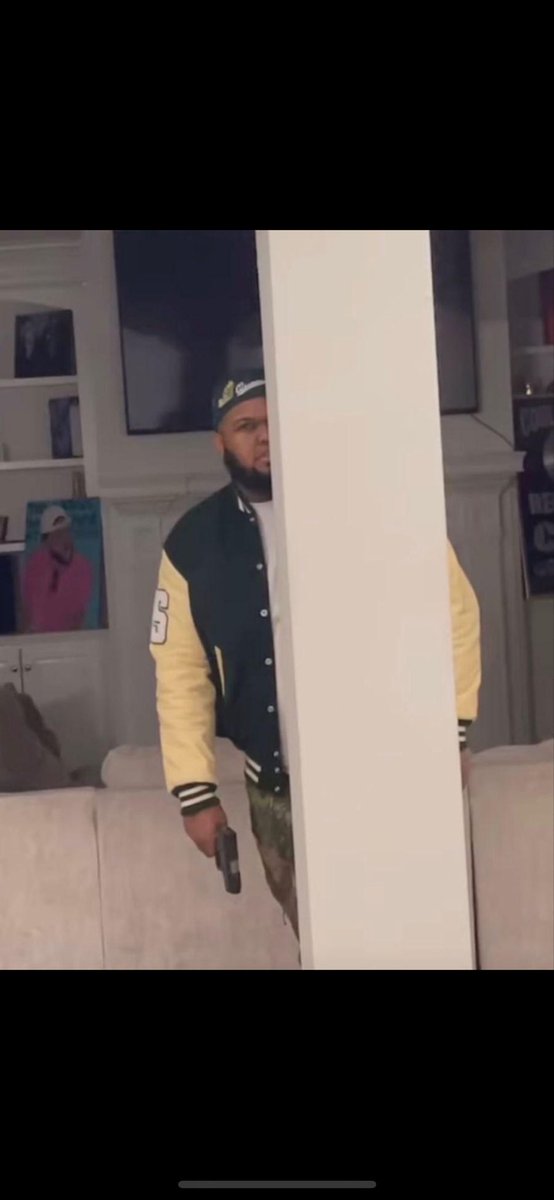 Sedofully's tweet image. How lil4block Mari waiting outside them niggas crib :