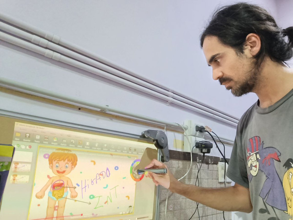 En la EP 43 de #Avellaneda,  acondicionamos las netbooks del ADM y actualizamos el software de la  Pizarra Digital Interactiva a su última versión. Todo listo para uso pedagógico.
<a href="/AlbertoSileoni/">Alberto Sileoni</a> <a href="/pablourquizaok/">Pablo Urquiza</a> <a href="/salbarracin/">Santiago Albarracín</a> <a href="/Barbr_torti/">Bárbara Torti</a> <a href="/HernanCalabrese/">Hernán Calabrese</a> <a href="/DTE_BA/">Tecnología Educativa BA</a> <a href="/BAeducacion/">Educación PBA</a>