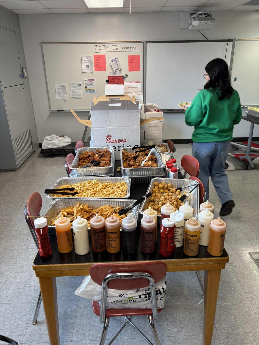 StemleTeaches's tweet photo. Thank you @JCPSKY Culture and Climate for organizing a #WeSeeYou day for our teachers today. We felt so appreciated and loved today! Thank you so much! Also, many thanks to @texasroadhouse @ChickfilA @Roosters O’Charley’s &amp; I Love Tacos for sponsoring and loving on our teachers. https://t.co/lE5lKnJPoB