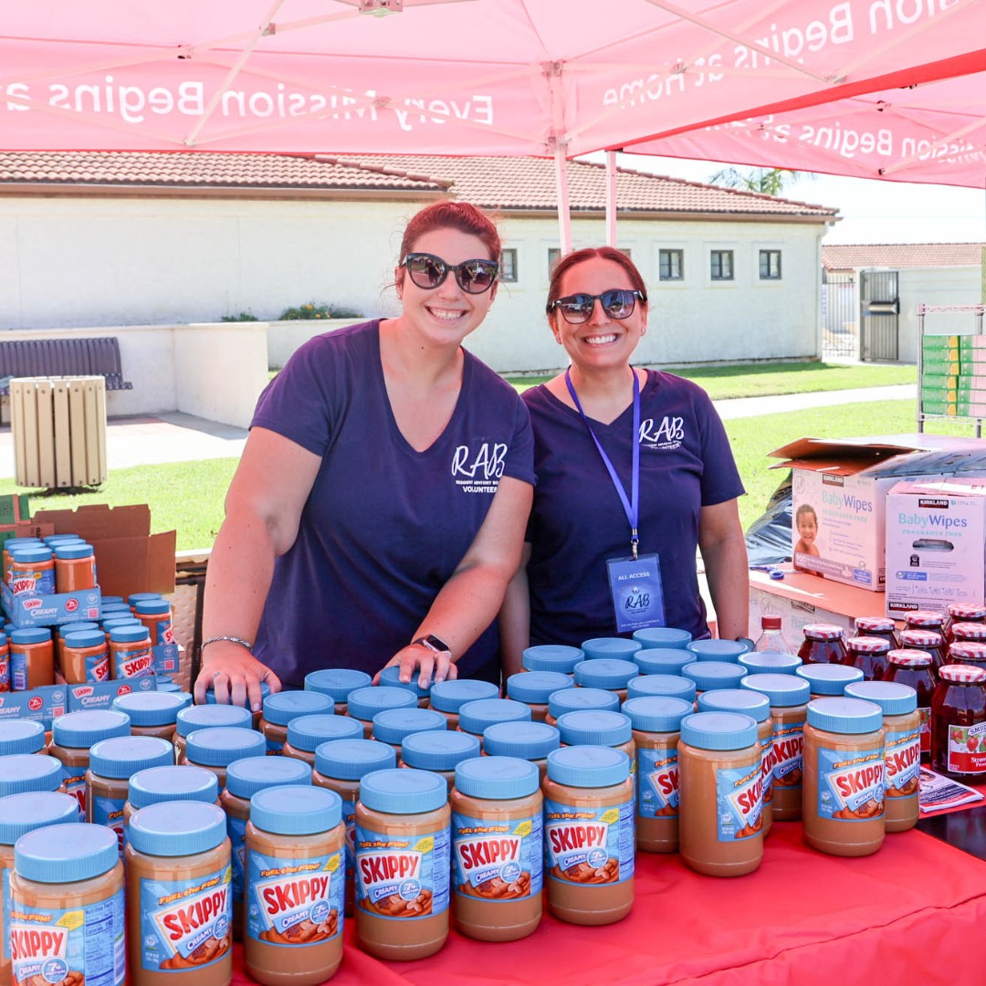 MoveForHunger's tweet photo. The best pairs don’t just taste good—they do good. ❤️ #SpreadTheLove food drives have provided 10K meals and counting! #MoveForHunger #EndHunger

(📷: @LiveLMH, @StopHungerUSA, @OCCC, @sodexo_live, @evoPhilly) https://t.co/SDOMRobQn1