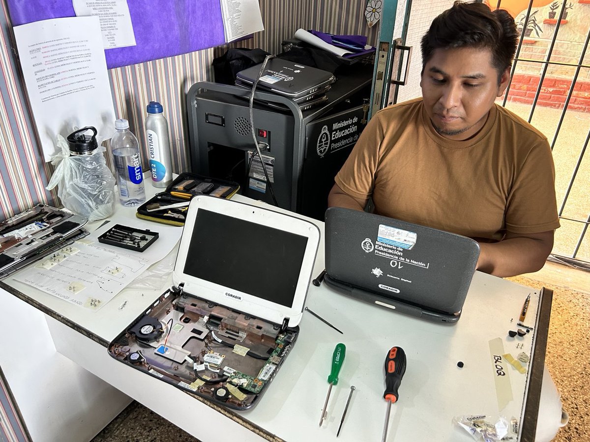 Hoy, en la Primaria 31 de #Lanús trabajamos sobre el desbloqueo dificultoso de netbooks, que tuvimos que  intervenir a nivel hardware para dejarlas disponibles.
<a href="/AlbertoSileoni/">Alberto Sileoni</a> <a href="/pablourquizaok/">Pablo Urquiza</a> <a href="/salbarracin/">Santiago Albarracín</a> <a href="/Barbr_torti/">Bárbara Torti</a> <a href="/HernanCalabrese/">Hernán Calabrese</a> <a href="/DTE_BA/">Tecnología Educativa BA</a> <a href="/BAeducacion/">Educación PBA</a>
