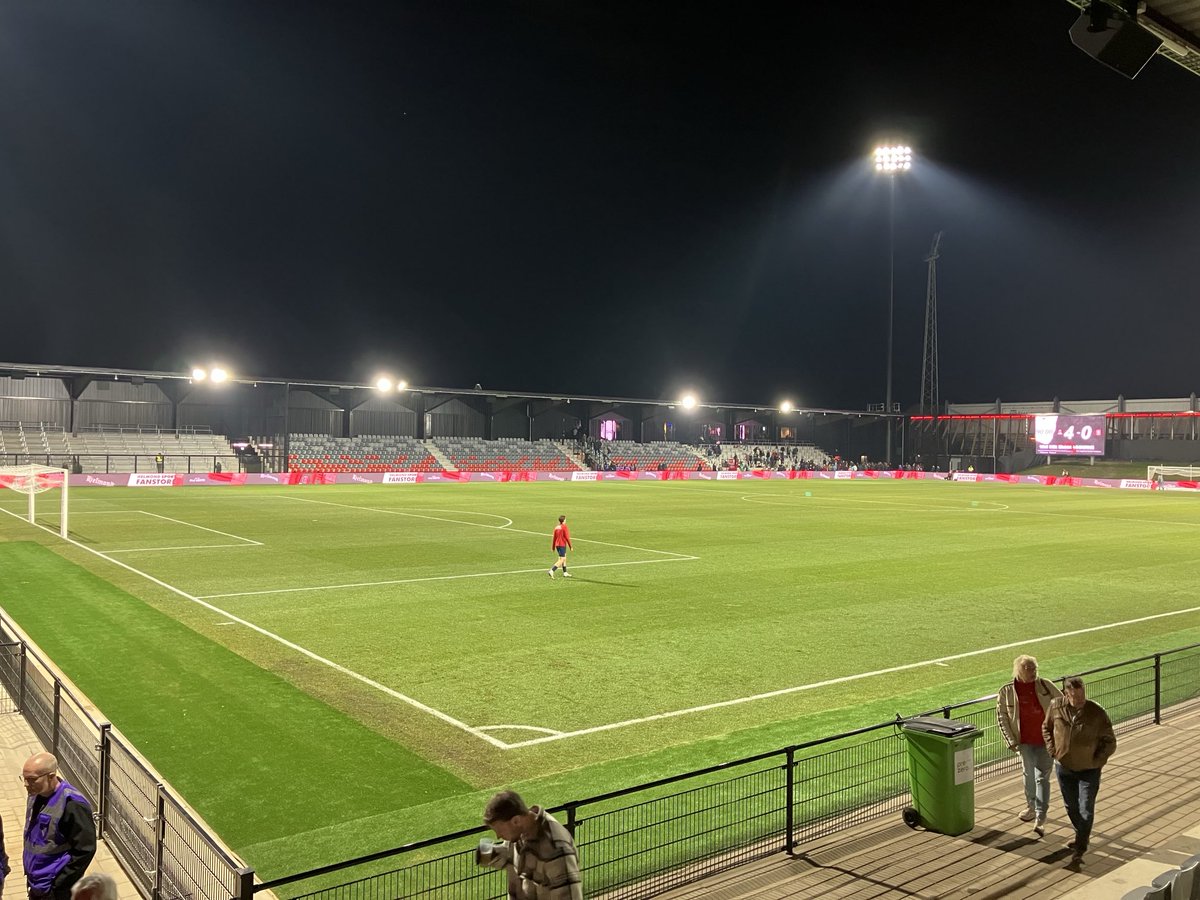 MichielGroot74's tweet photo. Wedstrijd 27 (2025) #helmvv openingswedstrijd van het nieuwe Stadion op De Braak ⁦@HelmondSport⁩ vs ⁦@mvvmaastricht⁩ 4-0 #groundhopping #helmond #mvv #maastricht #debraak #kkd https://t.co/b9lwJdUCQY
