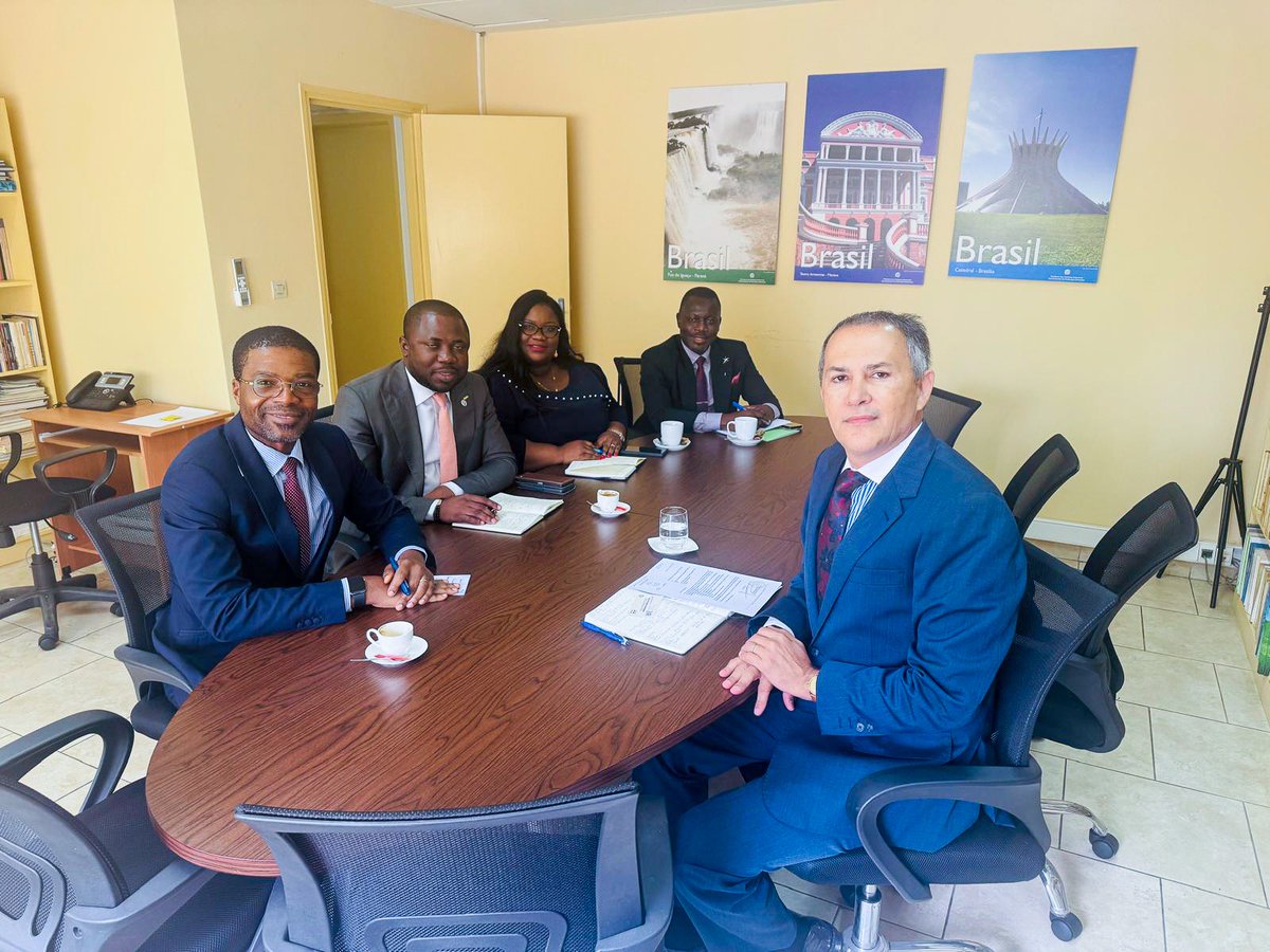CGP_Gabon's tweet photo. 🇬🇦🤝🇧🇷 Renforcement de la coopération #GabonBrésil pour développer l'agriculture et l'agro-industrie. 

Focus sur le #Sucre, le #cacao, le #café et la valorisation des déchets agricoles. Vers un partenariat durable ! 

#AgroIndustrie #DéveloppementAgricole #DéveloppementDurable https://t.co/B23my6OIrk