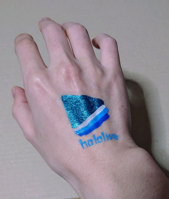 おはようございます!!

ホロライブ6thフェスですね!!

私はグッズ持ってないので拳にペイントするしかないようですwww 