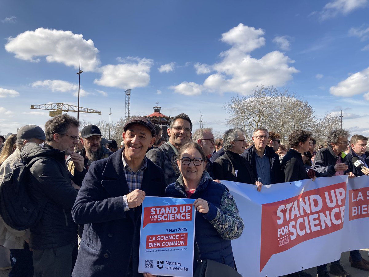 ElhadiAZZI's tweet photo. Nous sommes nombreux à #Nantes pour montrer notre soutien aux scientifiques américains, qui se mobilisent face à l’offensive obscurantiste. Ce combat, nous concerne tous, ce qui est en jeu à travers la défense de la science, c’est celle de la démocratie. #stanupforscience https://t.co/o1HnHzwH3g