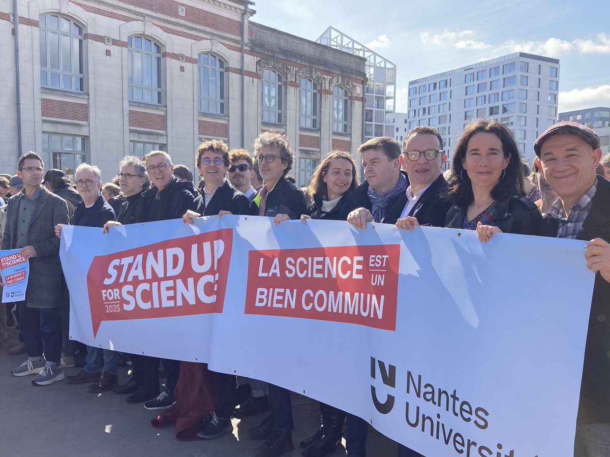 ElhadiAZZI's tweet photo. Nous sommes nombreux à #Nantes pour montrer notre soutien aux scientifiques américains, qui se mobilisent face à l’offensive obscurantiste. Ce combat, nous concerne tous, ce qui est en jeu à travers la défense de la science, c’est celle de la démocratie. #stanupforscience https://t.co/o1HnHzwH3g