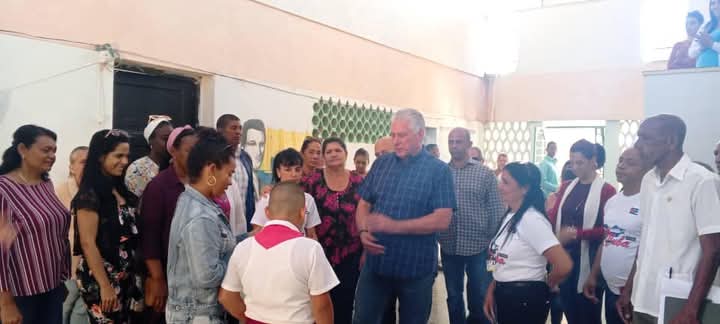 sadyDopi's tweet photo. Intercambia presidente de #Cuba Miguel Díaz Canel con docentes y pioneros de la escuela primaria José Ramón Martínez del municipio #Guanajay 
#ArtemisaJuntosSomosMás https://t.co/GHWkdUZsls