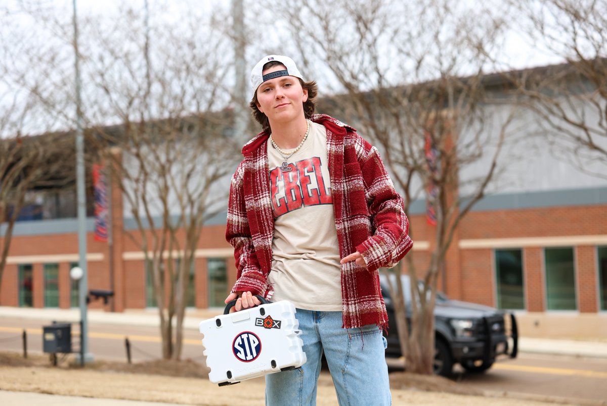 Gameday fit check 🔥

#NCAASoftball x 📸 <a href="/OleMissSoftball/">Ole Miss Softball</a>
