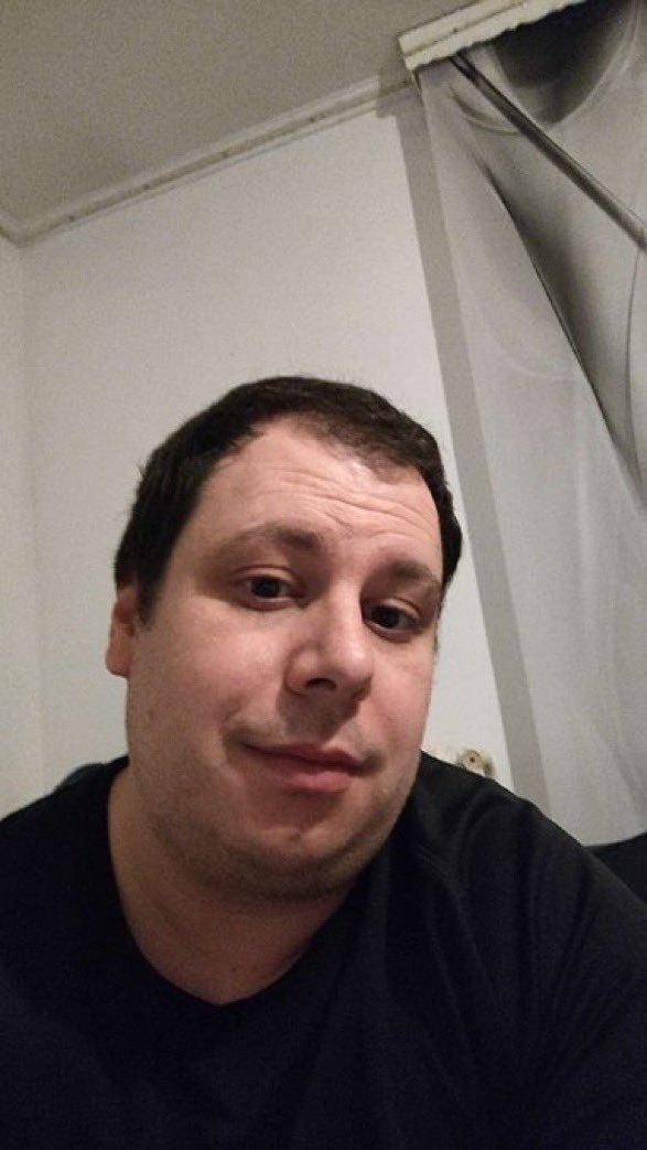 AlertesPed0's tweet photo. 🚨ALERTE PEDO - Alexandre, 35 ans et habitant à Lyon, aime bien les mineurs. Sur Snapchat, il a envoyé son 🍑 à un adolescent de 14 ans. https://t.co/HrJ5gAXIfF