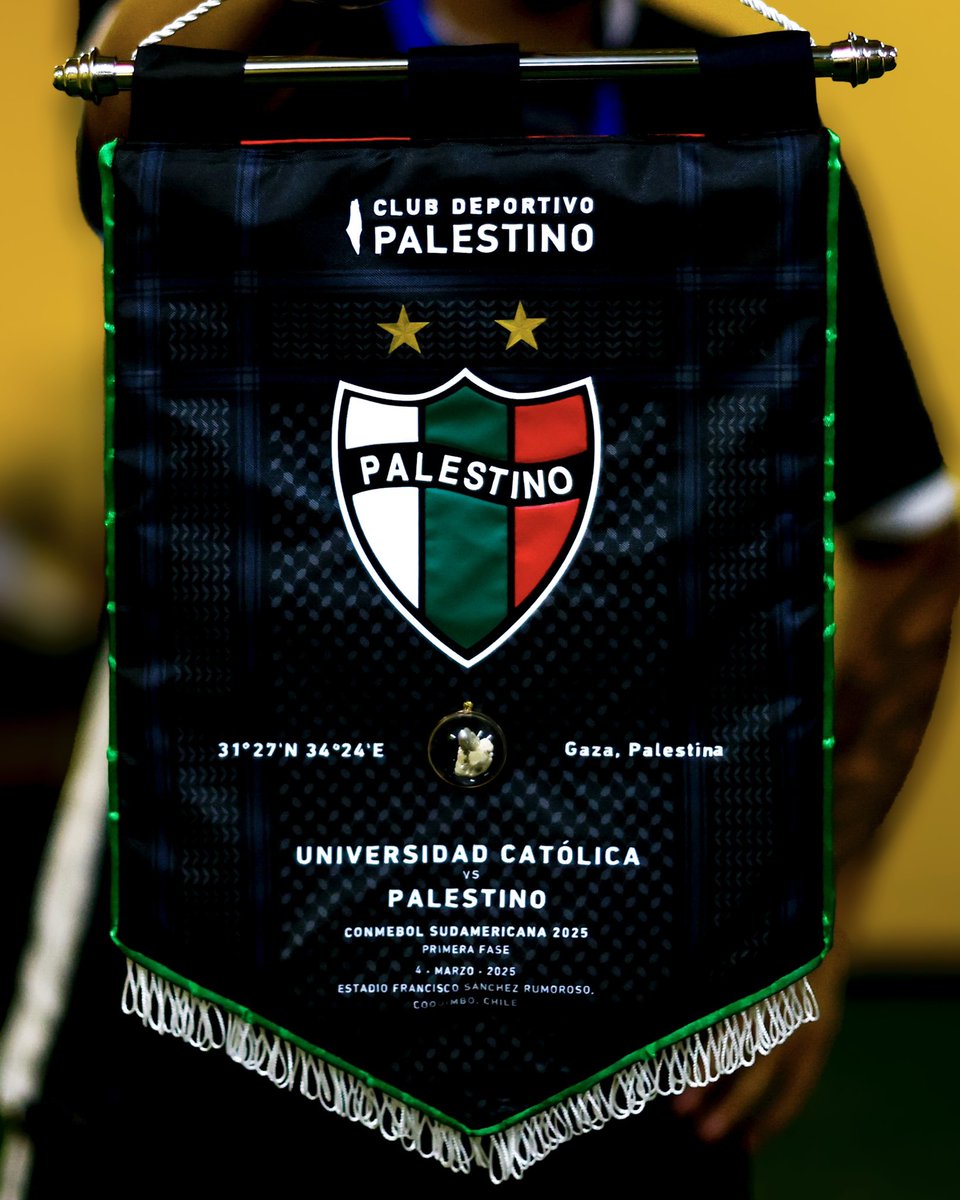 CDPalestinoSADP's tweet photo. 🗓️ A comienzos del 2024, la casa del médico Anas Mohamed Tahir fue bombardeada y destruida por completo en el Campamento de Nuseirat, Gaza 🇵🇸

Un pequeño trozo de esos escombros viajó más de 13 mil kilómetros para posarse sobre el banderín que nuestro equipo presentó en la CONMEBOL Sudamericana 🌎

Cuando Palestino salta a la cancha, #TodoUnPueblo lo hace detrás. Somos mucho más que un equipo ❤️💚